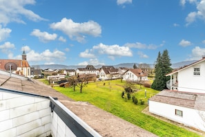 Zona residencial amb cases, una església i una muntanya al fons.