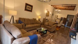 Una sala de estar con un sofá, una mesa de centro y una alfombra.