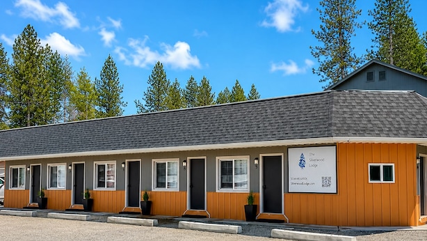 A lodge with a long building, multiple windows, and a signboard. - Silverwood Lodge (Athol)