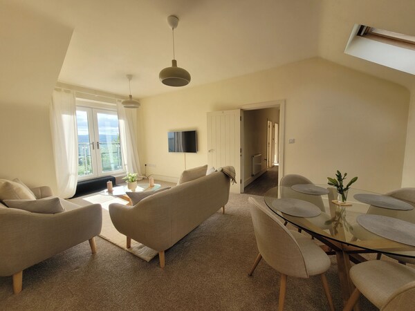 Sheffield 2-bed Penthouse Apt, Sleeps 4 W/ Balcony - Sheffield, UK