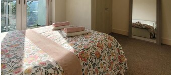 Sheffield 2-bed Penthouse Apt, Sleeps 4 w/ Balcony