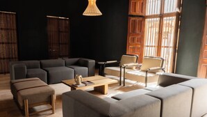 Ein modernes Wohnzimmer mit einer Eckcouch, einem Couchtisch und einem Beistelltisch.