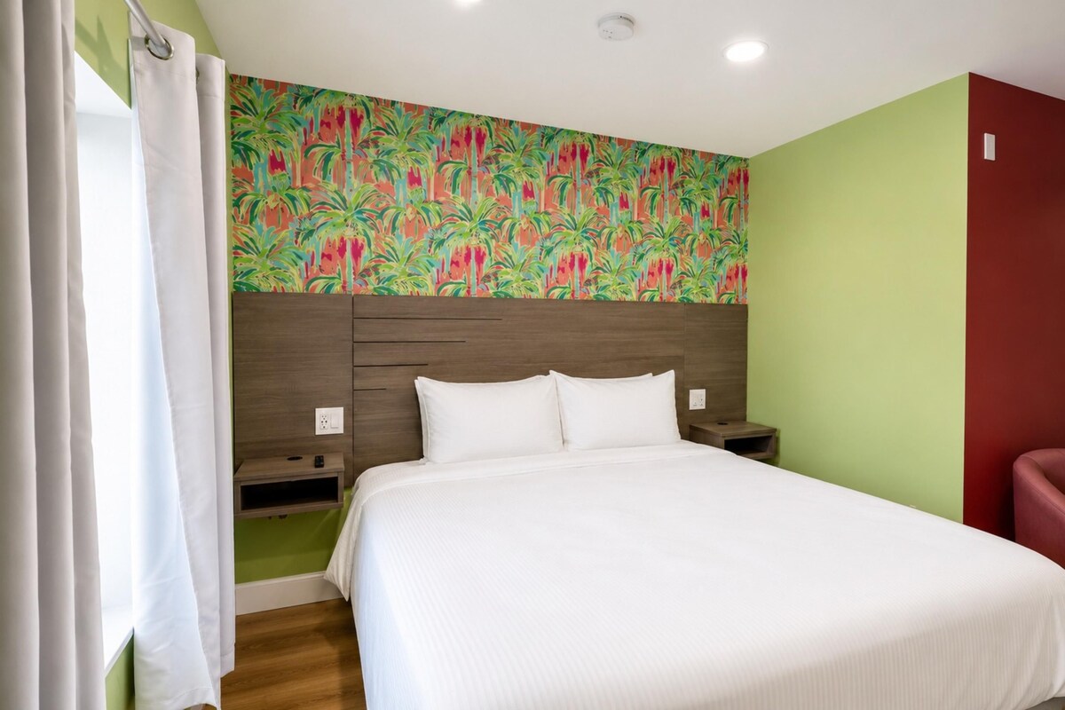 Room, 1 King Bed | Minibar, laptop workspace, iron/ironing board, WiFi (free)