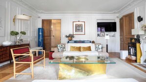 Unclassified image, 5 of 20, button - LUXURIOUS 145M² APARTMENT ON RUE FRANÇOIS 1ER NEAR CHAMPS-ÉLYSÉES (Paris)