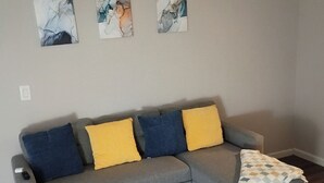 Living area - 2-bedroom apartment in charming Atlanta with cool AC and gym access (Atlanta)
