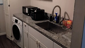 Private kitchen - 2-bedroom apartment in charming Atlanta with cool AC and gym access (Atlanta)