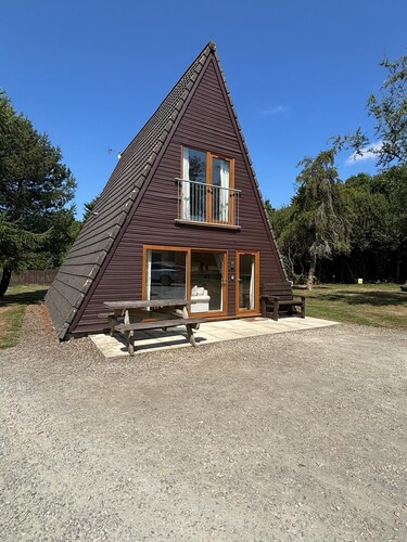 Cosy 2 bedroom A-Frame lodge with swimming pool, tennis court and lakes nearby.