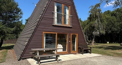 Cosy 2 bedroom A-Frame lodge with swimming pool, tennis court and lakes nearby.
