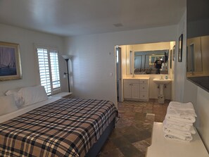 Room - BEACHFRONT NEWPORT BEACH-4-bedroom house with panoramic ocean views!! (Newport Beach)