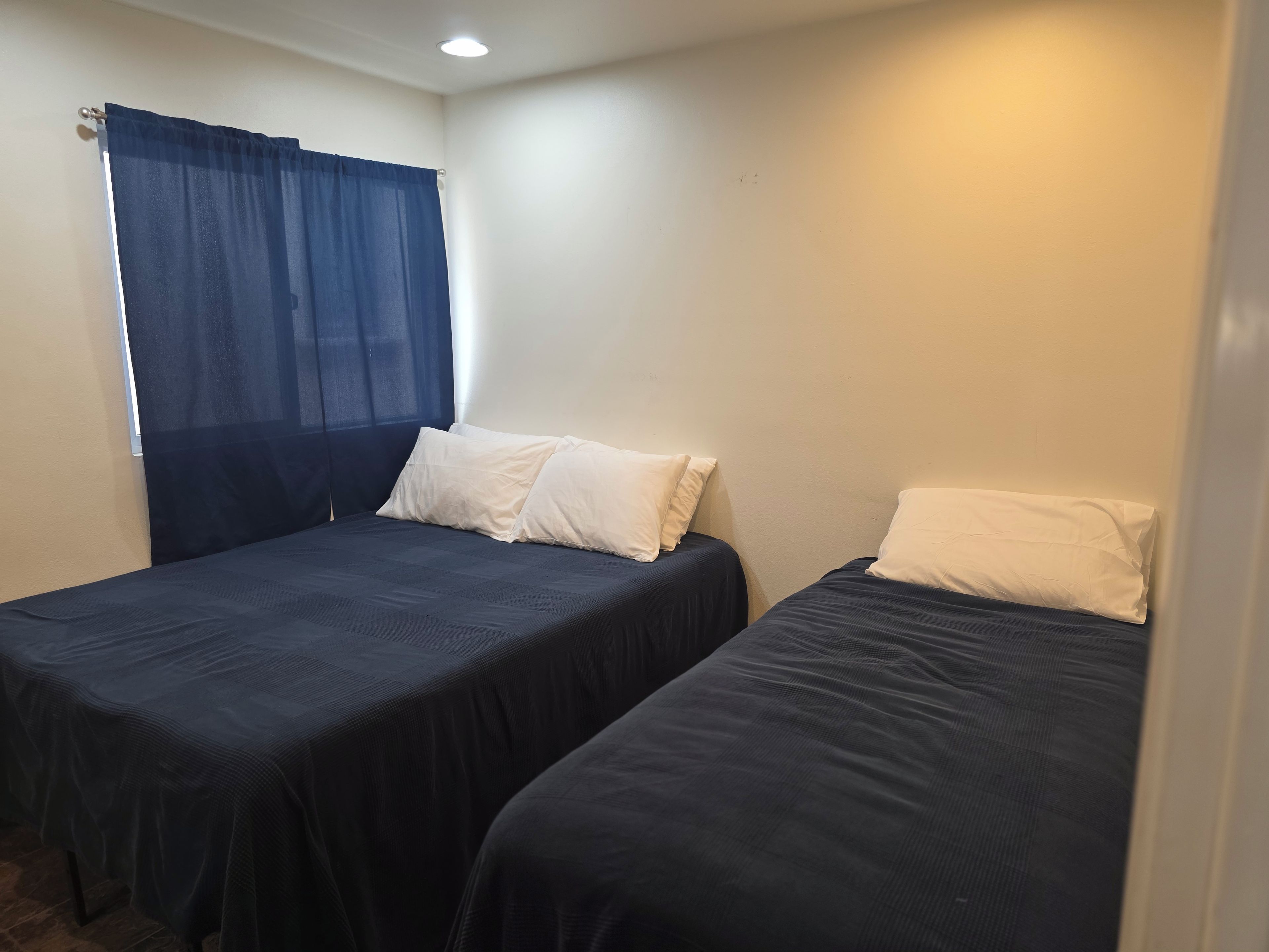 Iron/ironing board, Internet, bed sheets