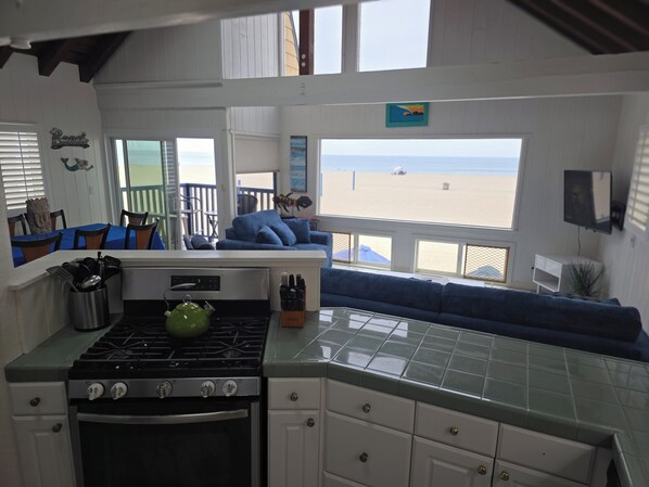 Private kitchen - BEACHFRONT NEWPORT BEACH-4-bedroom house with panoramic ocean views!! (Newport Beach)