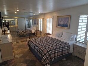 Room - BEACHFRONT NEWPORT BEACH-4-bedroom house with panoramic ocean views!! (Newport Beach)