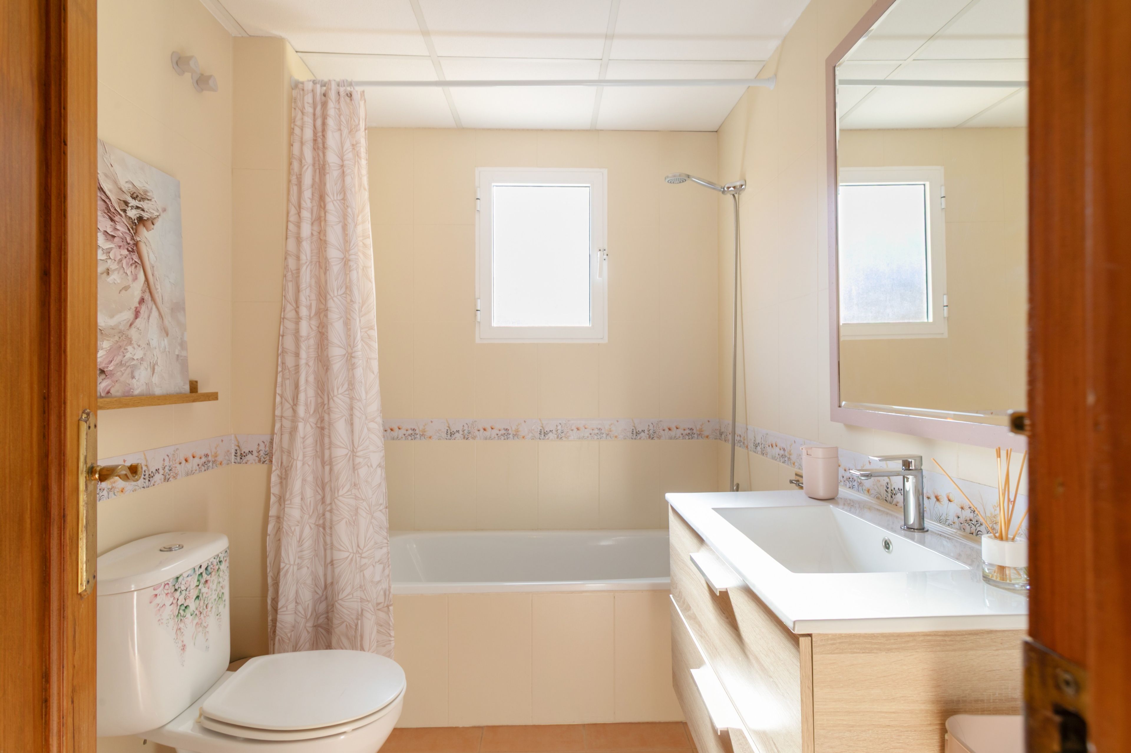 Un baño con inodoro, bañera y lavamanos.
