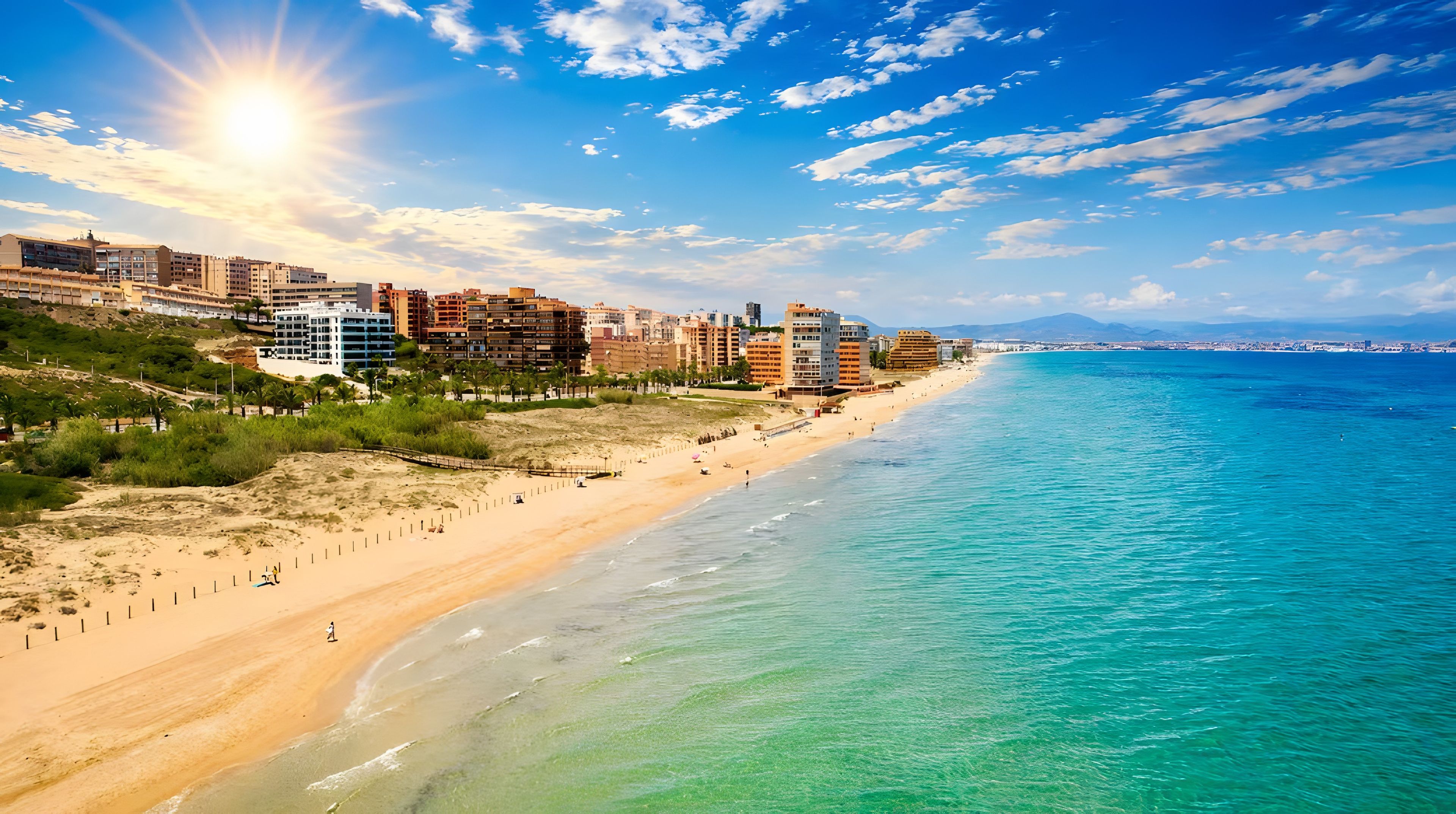Un paisaje urbano costero con playa, edificios y cielos despejados.