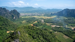 Eine gebirgige Landschaft mit einem Tal und einer Stadt.