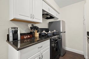 Kaffetrakter/tekoker, kjøleskap, mikrobølgeovn og ovn