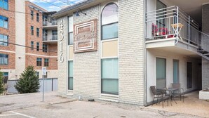 A building with a sign reading 'The Square' and a balcony with outdoor seating. - The Loop Loft | Stylish Stay Near Q2 Stadium (Austin)