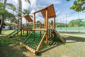 A playground with a wooden climbing structure and a slide. - Nannai Residence Muro Alto Beira Mar (N. Sra. do Ó)