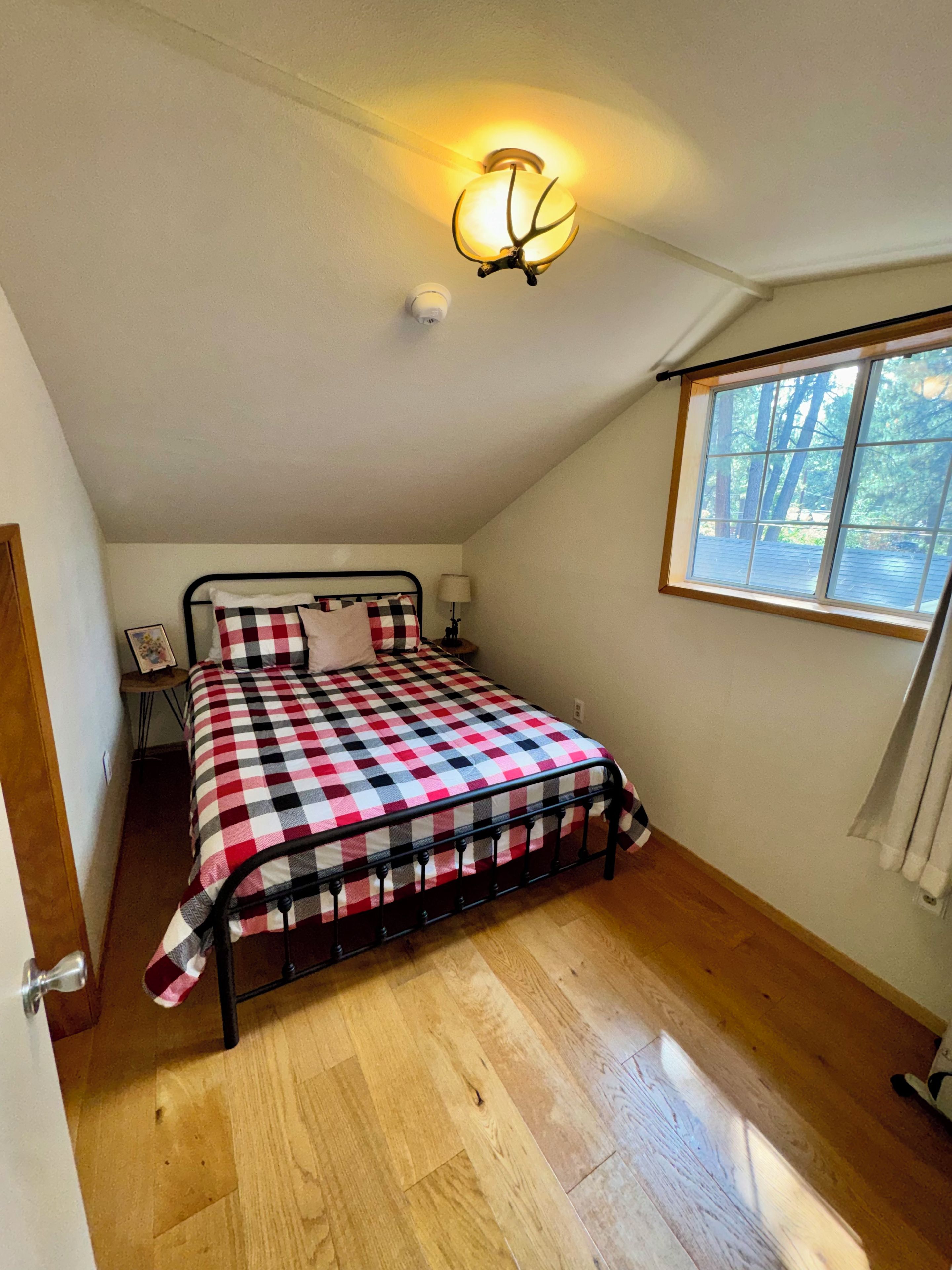 Desk, WiFi, bed sheets