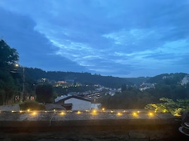 Vista nocturna de un pueblo con casas y farolas.