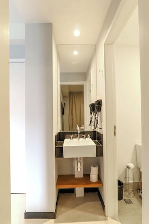 Standaard appartement, balkon, uitzicht op de stad | Badkamer | Een douche, een haardroger, handdoeken, zeep