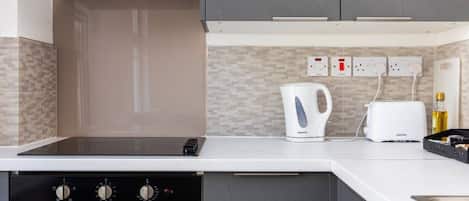 Coffee/tea maker, fridge, microwave, oven