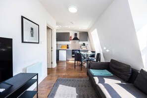 A modern apartment with a living room, dining area, and kitchen. - Earl`s Court Residence | Elegant 2BR | London (Greater London)