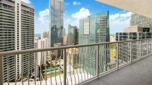 Un edificio de gran altura con fachada de vidrio moderna, rodeado de otros edificios altos.