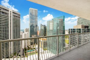 Un immeuble de grande hauteur doté d’une façade moderne en verre, entouré d’autres immeubles de grande hauteur.