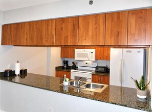 Private kitchen - Cozy 1 bedroom unit on 39th FL in vibrant center of Brickell!! (Miami)