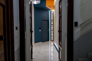 A hallway with a sign reading 'SLEEP IN THE CENTER' and a marble floor. - SUN SUITE - LUXURY APARTMENT IN THE CENTER (Napoli)
