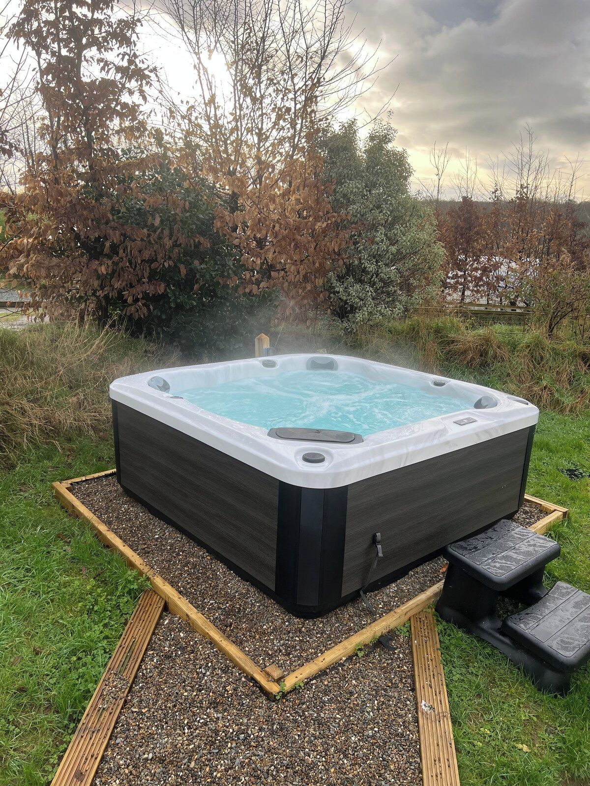 Outdoor spa tub