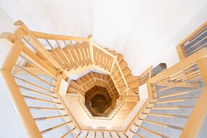 Eine Wendeltreppe mit Holzwerteln und Stufen.