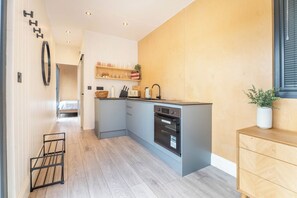 Eine moderne Küche mit Einbauofen, Spüle und Arbeitsplatte.