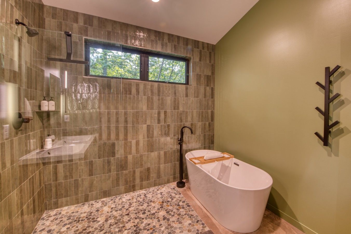 Une salle de bain moderne avec une baignoire sur pieds, un lavabo intégré et un espace douche.