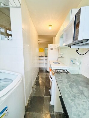 Private kitchen - Cozy apartment 500 meters from Sape beach in Ubatuba. (Ubatuba)