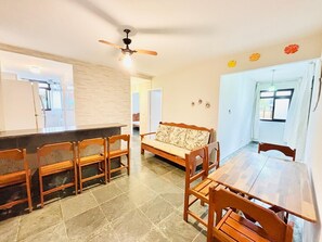 Living area - Cozy apartment 500 meters from Sape beach in Ubatuba. (Ubatuba)