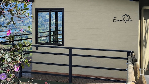 Un edificio con un letrero que dice 'Eucalyptus' y una ventana con vista a follaje.