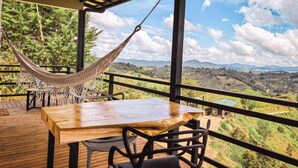 Cabane Confort, balcon, vue jardin | Restauration extérieure