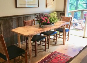 Dining - Redesigned Mountain Cottage w/ Fireplace & Barn Wood Accents — Sleeps 4 (Lakemont)