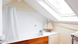 Bathroom - COZY 1-BEDROOM DUPLEX ON THE 6TH FLOOR WITH BEAUTIFUL VIEWS & PRIVATE ENTRANCE (Paris)