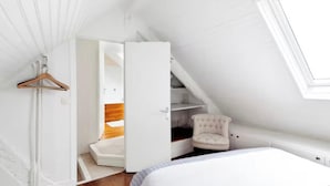 Room - COZY 1-BEDROOM DUPLEX ON THE 6TH FLOOR WITH BEAUTIFUL VIEWS & PRIVATE ENTRANCE (Paris)