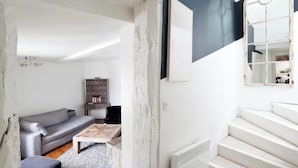 Living area - COZY 1-BEDROOM DUPLEX ON THE 6TH FLOOR WITH BEAUTIFUL VIEWS & PRIVATE ENTRANCE (Paris)