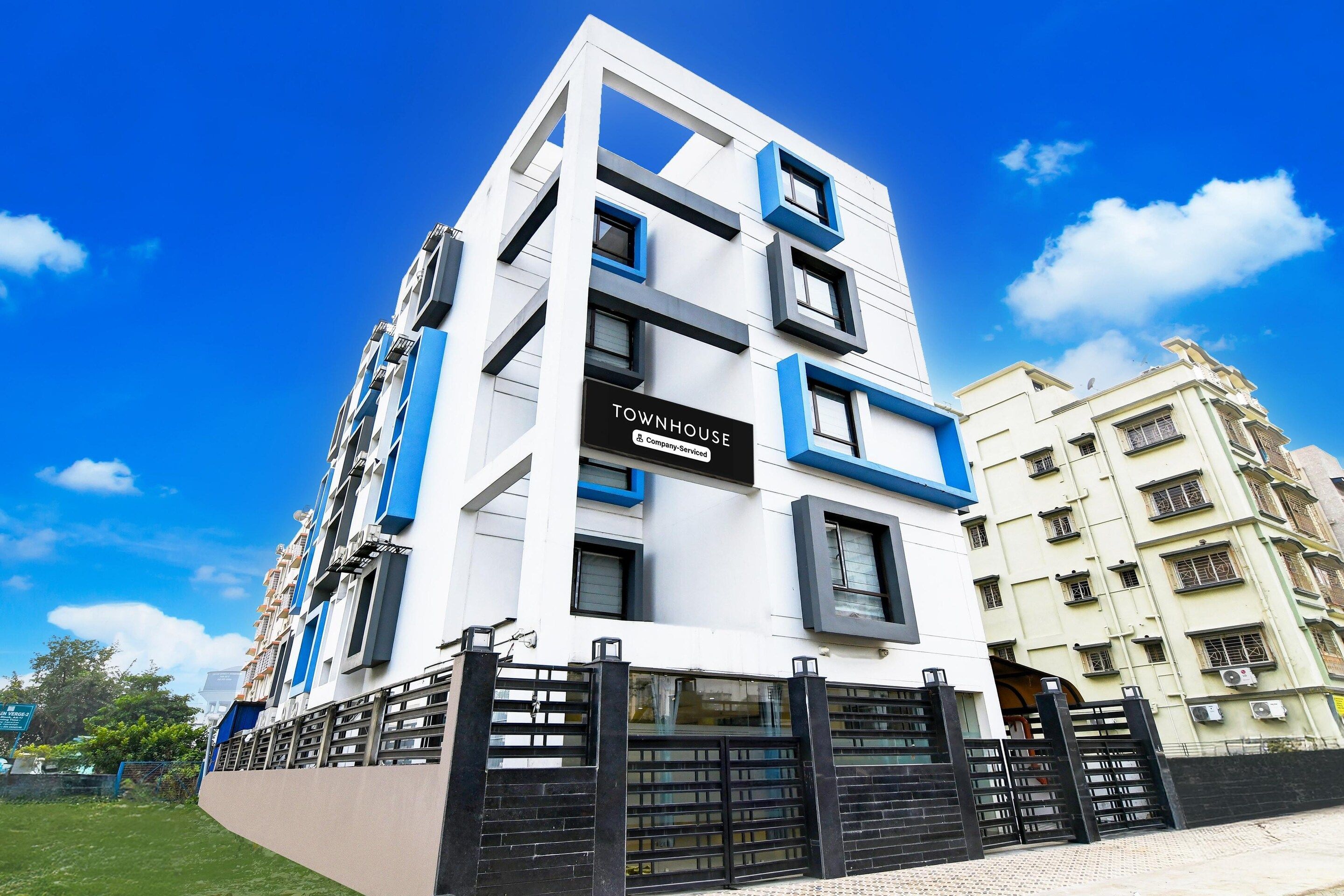 Une maison de ville moderne avec une enseigne indiquant « Maison de ville ».