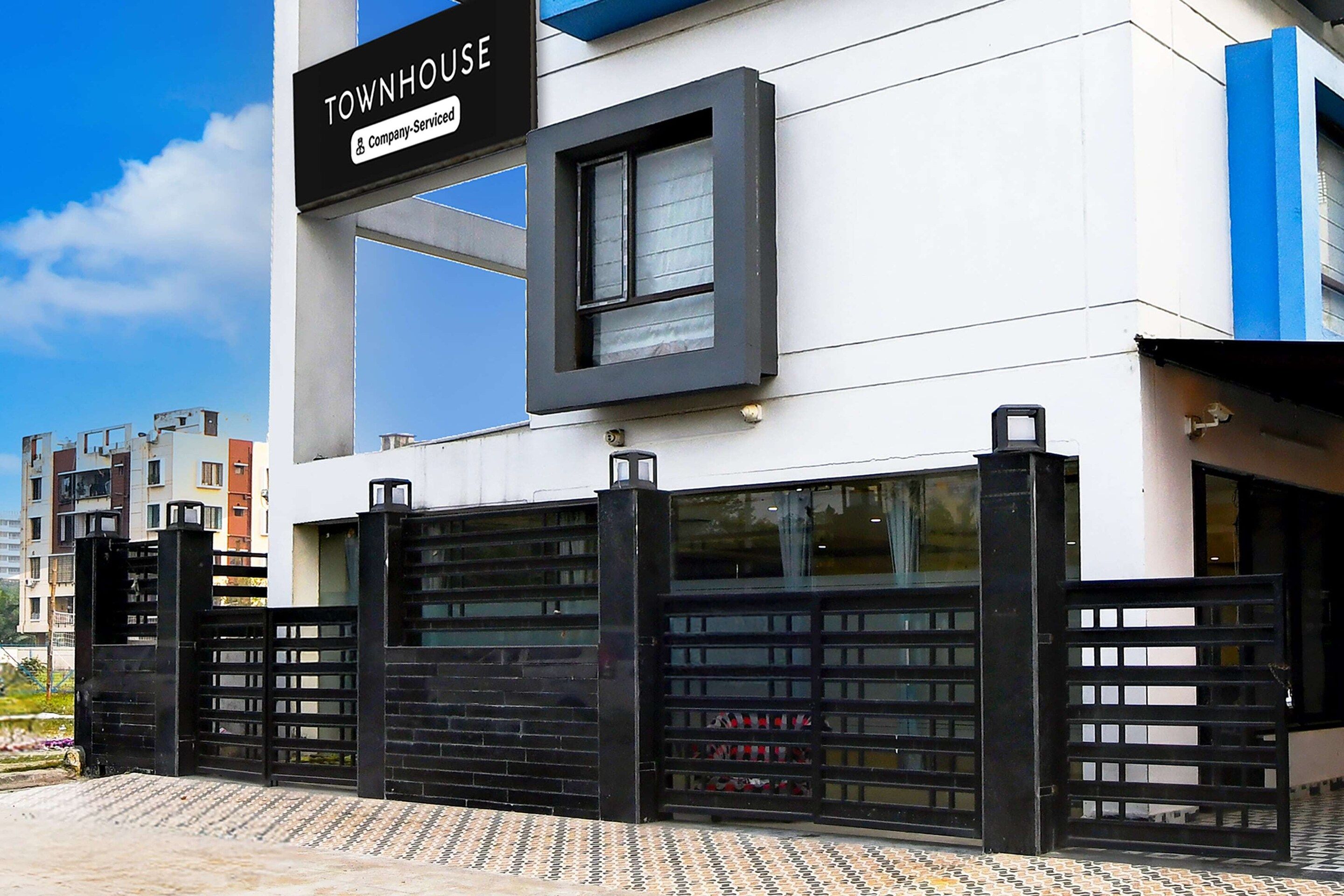 Un edificio moderno con un letrero que dice "Townhouse Company-Service".