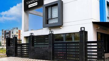 Un edificio moderno con un letrero que dice "Townhouse Company-Service".