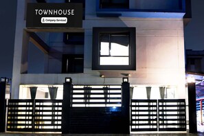 A building with a sign reading "TOWNHOUSE Company-Serviced."