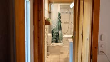 Un baño con inodoro, lavabo y ducha.