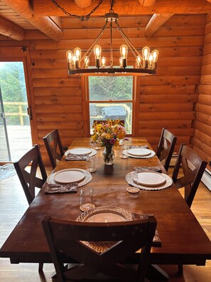 Dining - Beautiful 3-bedroom cabin in lovely Bethel perfect for relaxing getaways (Bethel)