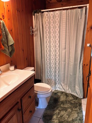 Bathroom - Beautiful 3-bedroom cabin in lovely Bethel perfect for relaxing getaways (Bethel)